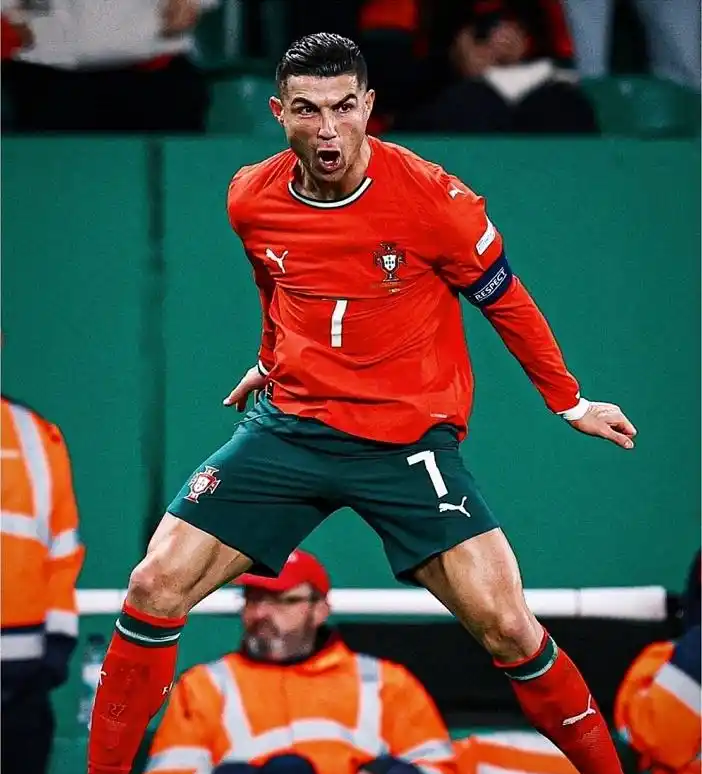 巴萨轻取曼联，C罗扑点救主亚洲杯