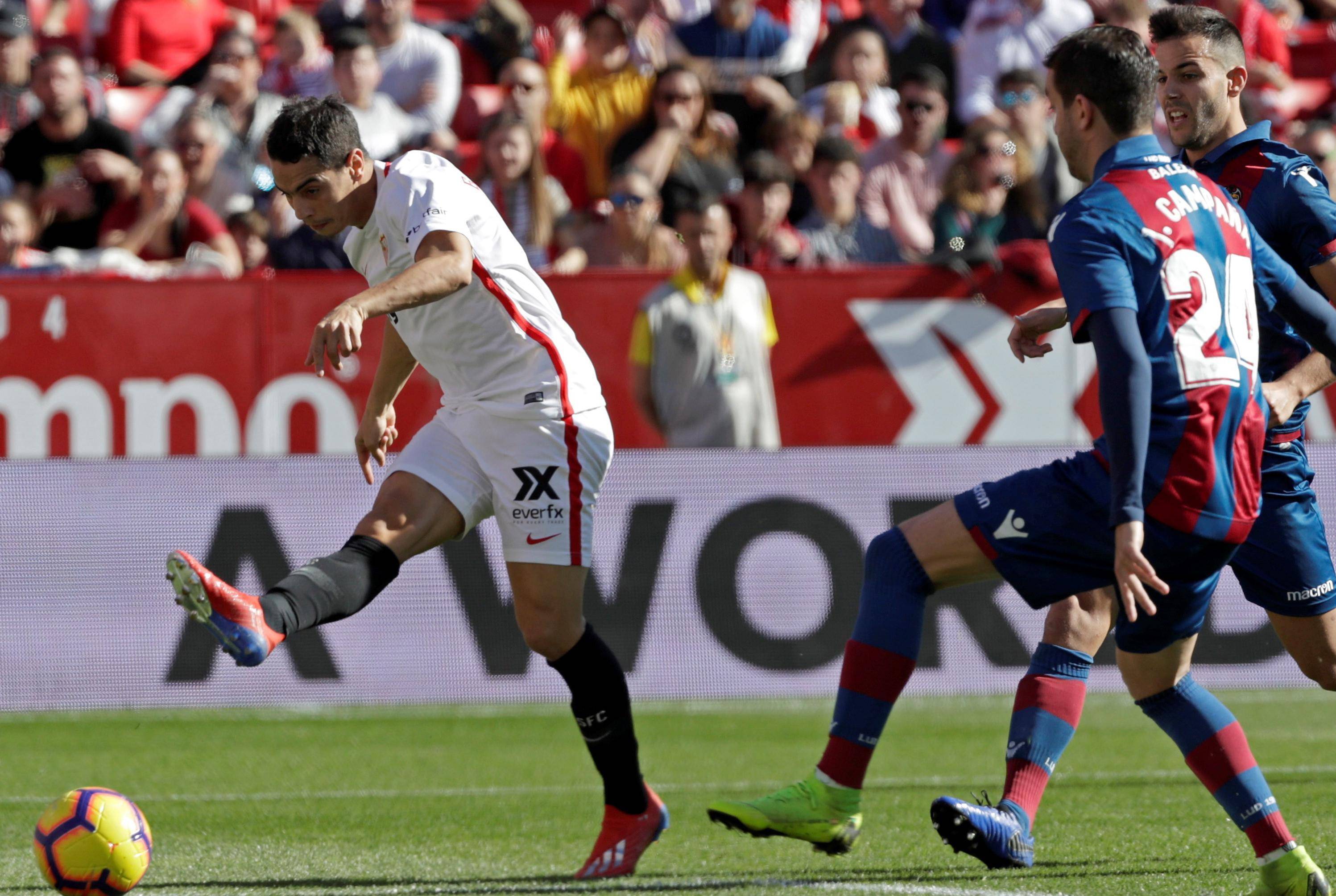 包含塞维利亚遭遇主场失利，排名下滑的词条