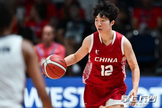 中国选手在赛场上的出色表现，引发掌声